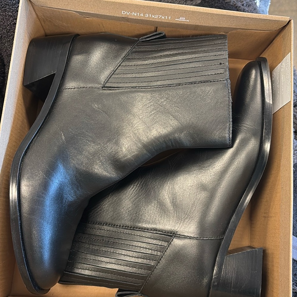 Fantastic New in box,  Premium Leather Dolce Vita Linny 9.5